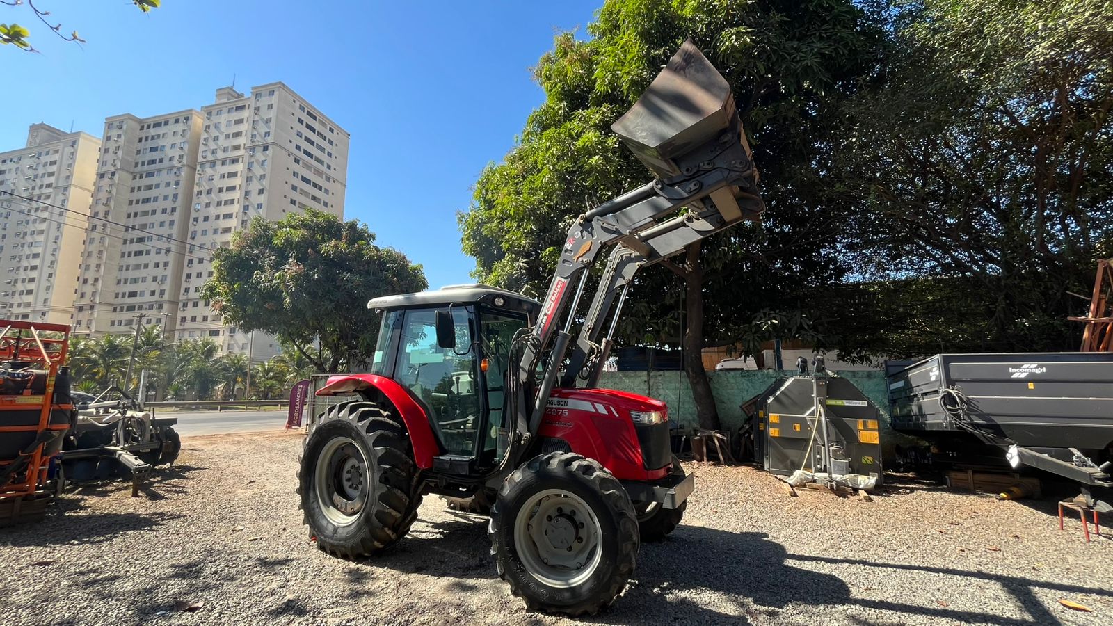 Imagem de Trator Massey Ferguson 4275 com lâmina e concha