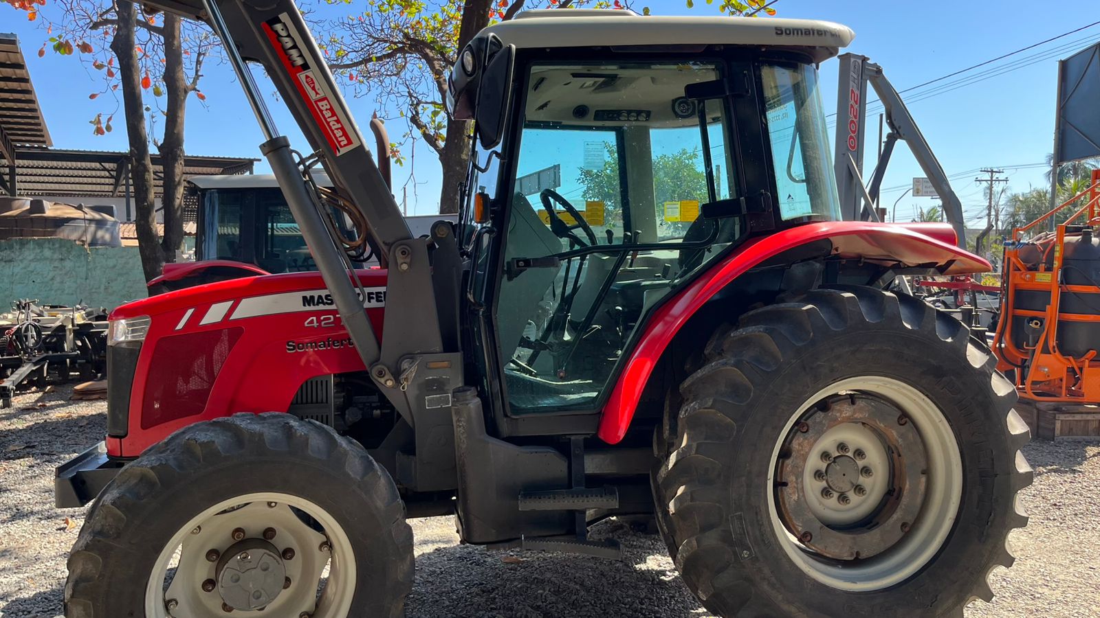 Imagem de Trator Massey Ferguson 4275 com lâmina e concha