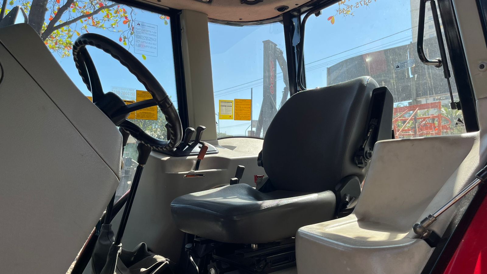 Imagem de Trator Massey Ferguson 4275 com lâmina e concha