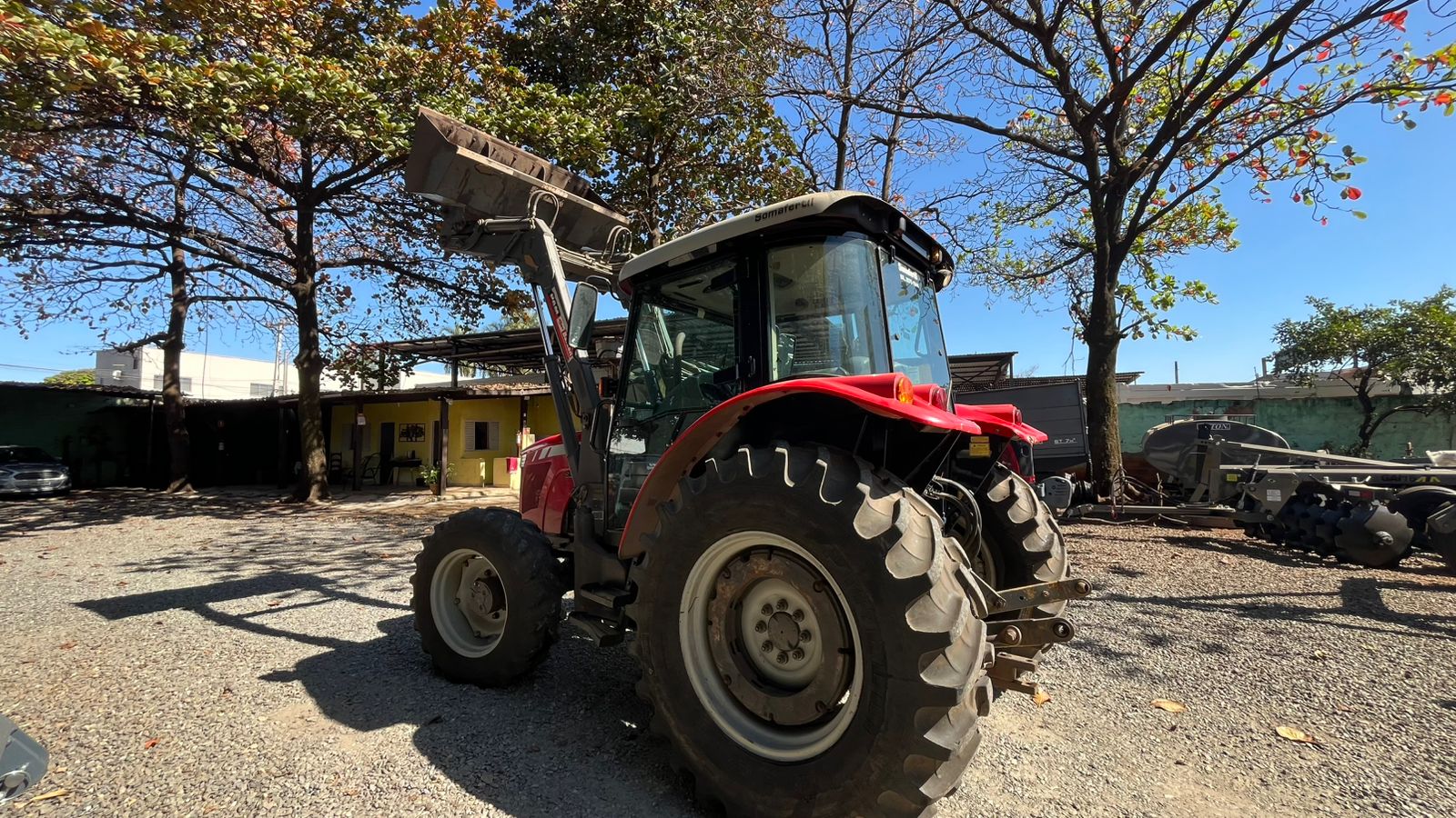 Imagem de Trator Massey Ferguson 4275 com lâmina e concha
